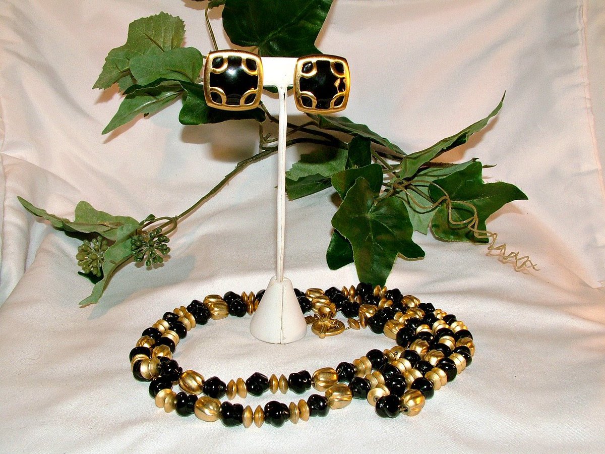 crutcher_sarah's tweet photo. Vintage Anne Klein 1980's Rare Long Matte Gold Black Glass Necklace Matching Clip Earrings https://t.co/olycZ1u9A3 #SARAHSVINTAGEBAUBLES #Etsy #42Inch https://t.co/yMgrf6Hmyh