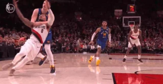 【影片】100多kg的乖寶寶?鎖喉Lillard,往Kanter的傷肩上撞,Jokic的動作有點過分了!-黑特籃球-NBA新聞影音圖片分享社區
