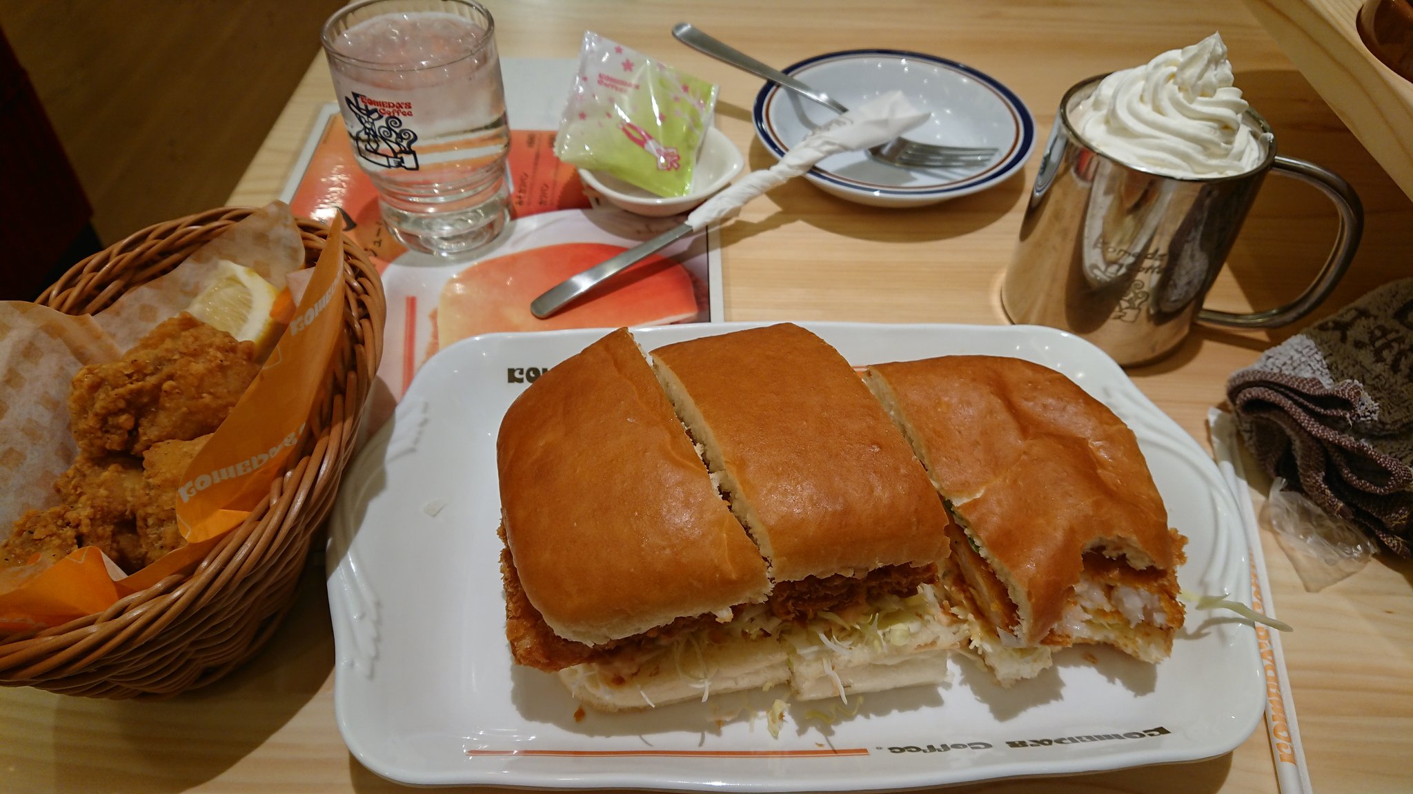 片 菊霞 コメダ珈琲で晩御飯 エビカツ好きでエビカツパンにしたんだけど めっちゃエビがぷりぷりだしでかい コメチキもめっちゃジューシーで我が求めしチキン そしてアイスウインナーが美味い 甘いのに口に残らない コーヒーもうめぇ こいつぁ