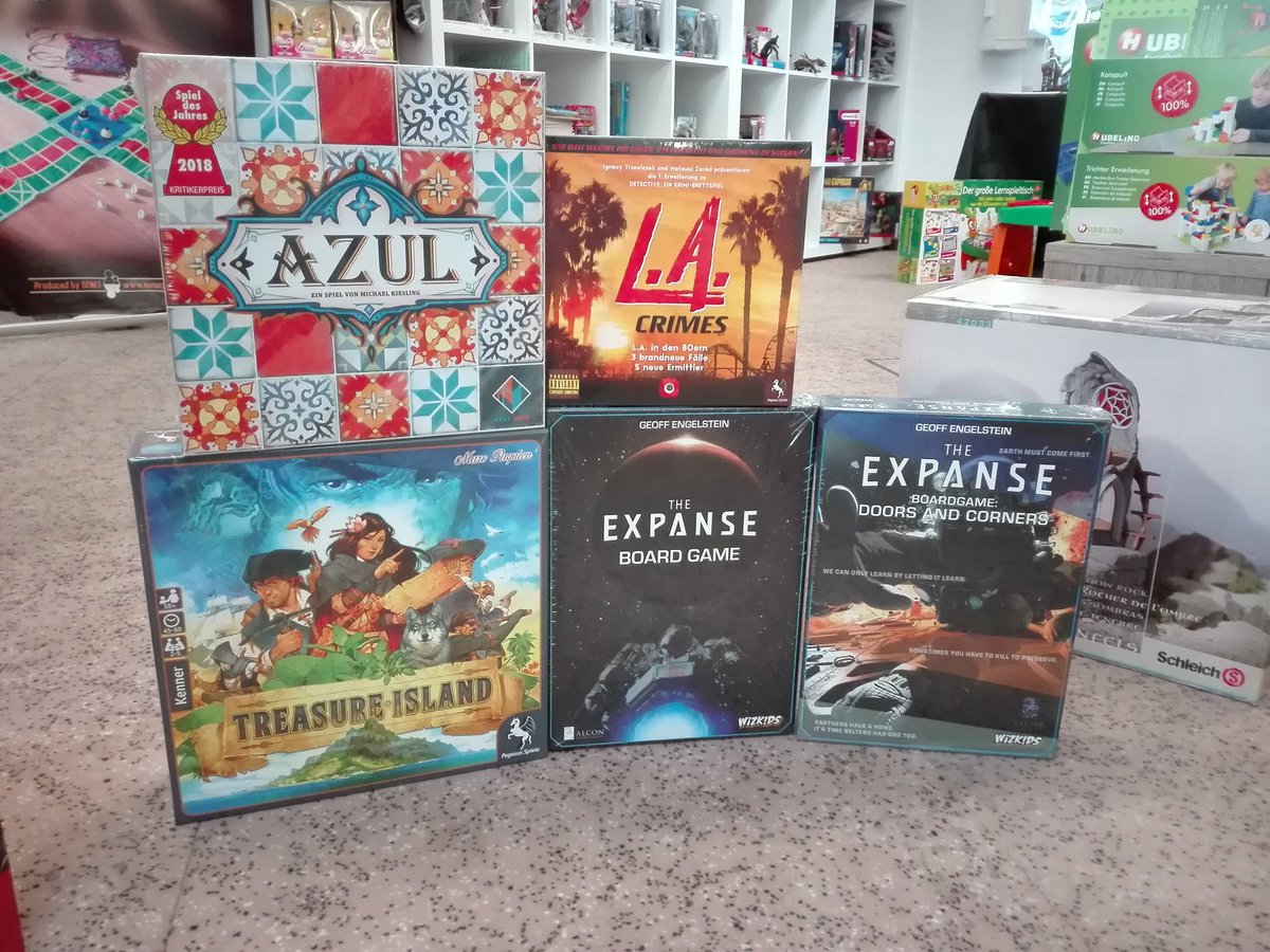 GamesToysmore1's tweet photo. Keyforge, Resident Evil, Unlock, Treasure Island, Azul, Expanse, LA Crimes Detective, Time Stories, 7 Wonders #7Wonders #Azul #BoardGames #Brettspiele #CardGames #DereiserneThron #Expanse #JagdnachdemRing #Kartenspiele #Keyforge #LACrimesDetective #LiftOf https://t.co/2l414eKce2 https://t.co/fRr52LAl4r