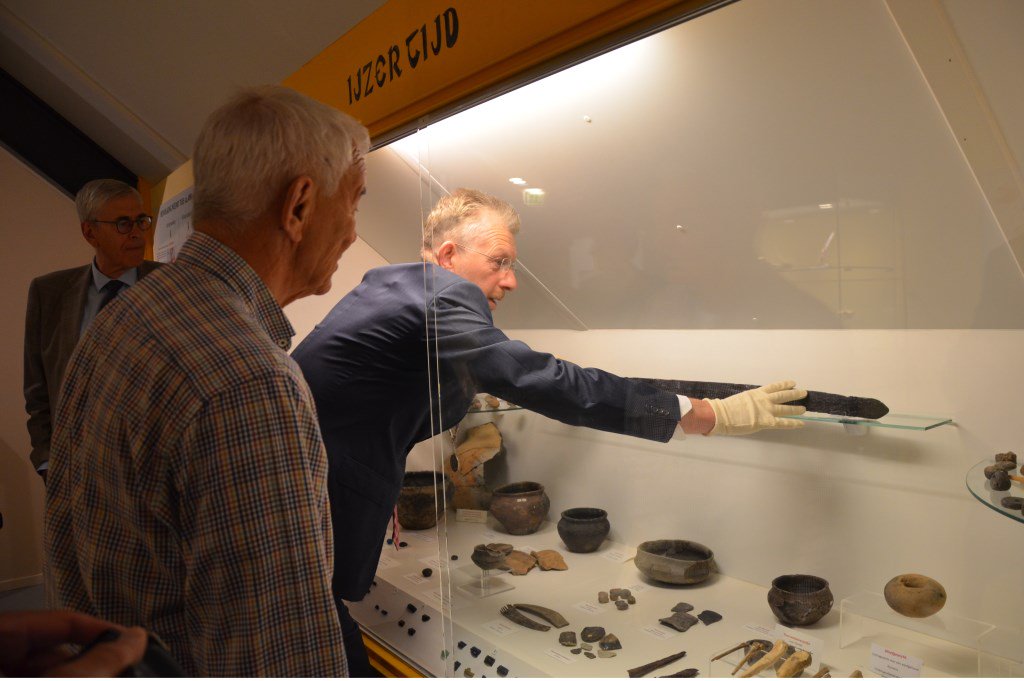 Zwaard uit de klei in het museum Museum Ommeren heeft er een stuk geschiedenis bij OMMEREN Museum Baron van Brakell stond vrijdag geheel in het teken van archeologie. Tijdens een inspirerende middag werd... twib.in/l/XEq8rEkXk8B8