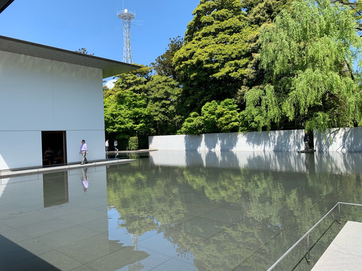 森美の建築展で見ていた谷口吉生設計の鈴木大拙館が近かったので行ってみた。
禅の思想を表した建築。ミニマルで好み。
何より空いてるのが良い。