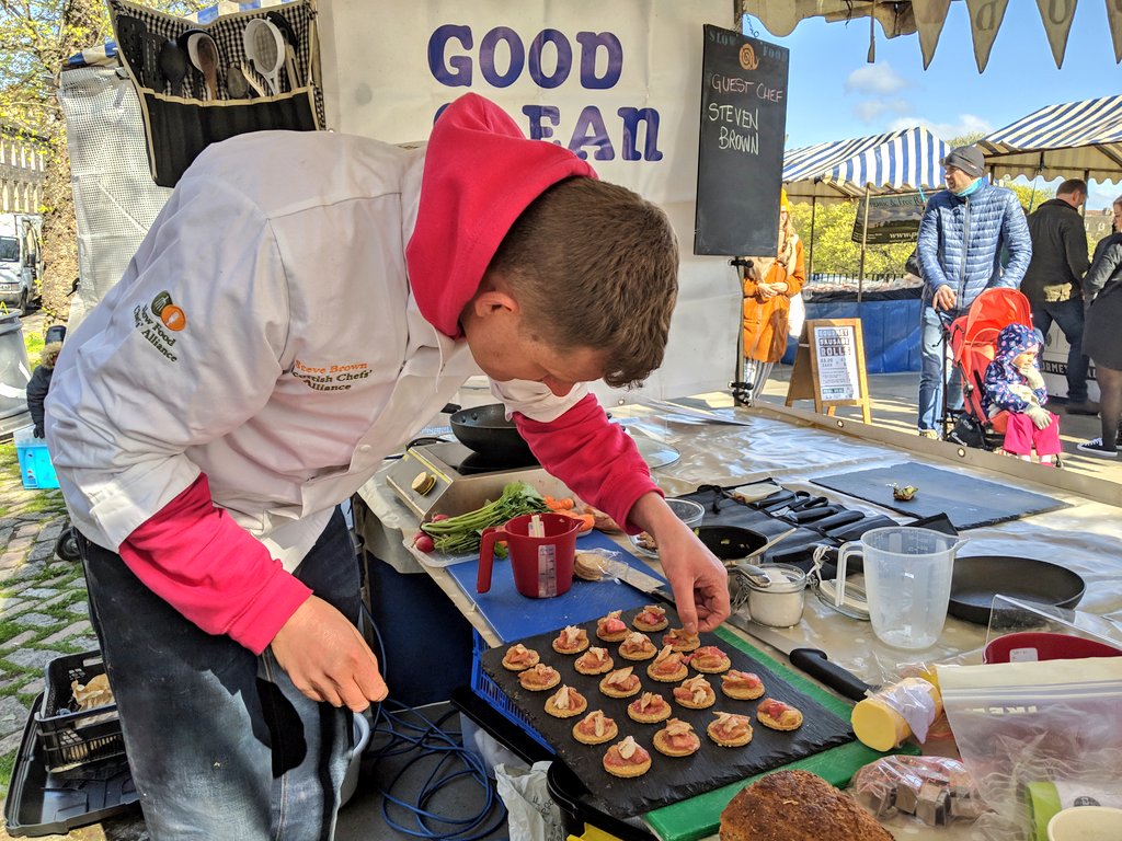 SlowFoodEdin's tweet photo. We're @EdFarmersMarket w/@SteveBrownChef demonstrating some easy recipes for appetisers using #asparagus, #rhubarb and #kipper. He'll also do smoothies with in #season #fruit & #vegetables. #ChefAlliance #GoodCleanFair #SlowFood #Edinburgh https://t.co/ci6mmH29V5