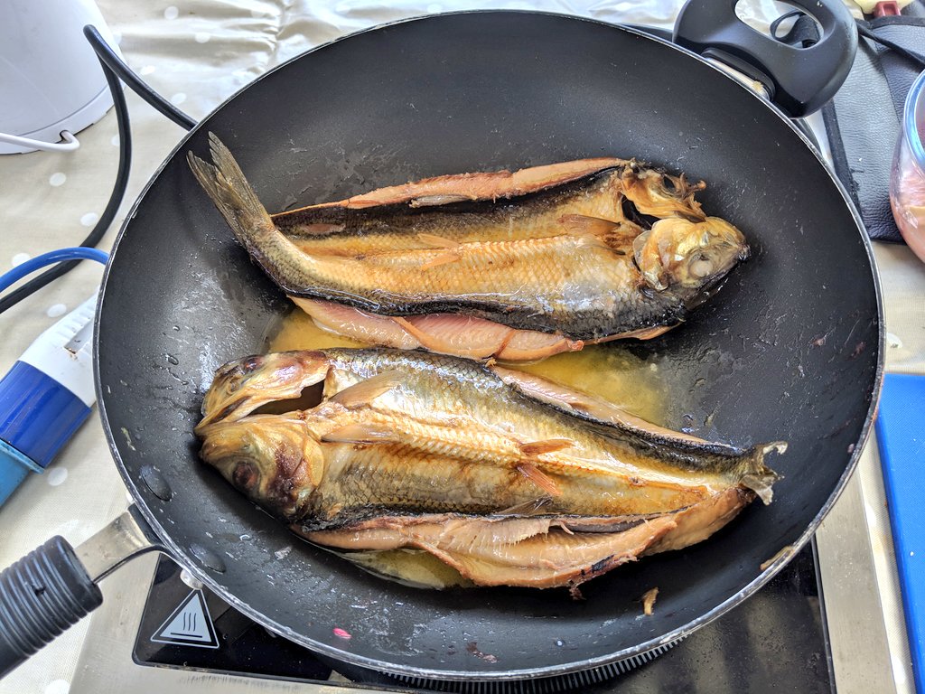 SlowFoodEdin's tweet photo. We're @EdFarmersMarket w/@SteveBrownChef demonstrating some easy recipes for appetisers using #asparagus, #rhubarb and #kipper. He'll also do smoothies with in #season #fruit & #vegetables. #ChefAlliance #GoodCleanFair #SlowFood #Edinburgh https://t.co/ci6mmH29V5