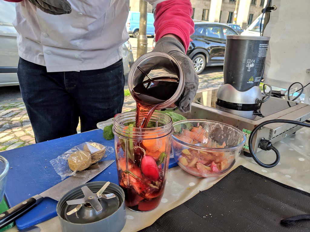 SlowFoodEdin's tweet photo. We're @EdFarmersMarket w/@SteveBrownChef demonstrating some easy recipes for appetisers using #asparagus, #rhubarb and #kipper. He'll also do smoothies with in #season #fruit & #vegetables. #ChefAlliance #GoodCleanFair #SlowFood #Edinburgh https://t.co/ci6mmH29V5