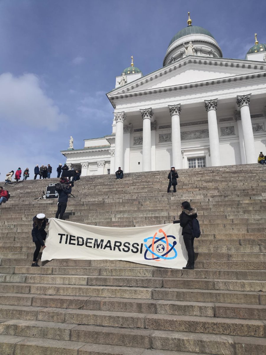 ScienceBasement's tweet image. Our awesome @katjaviivi opening the speeches at #tuomiokirkko 👏🏻 #MarchForScience #MarchForScienceHelsinki #tiedemarssi #SiksiTiede @ScienceMarchFI