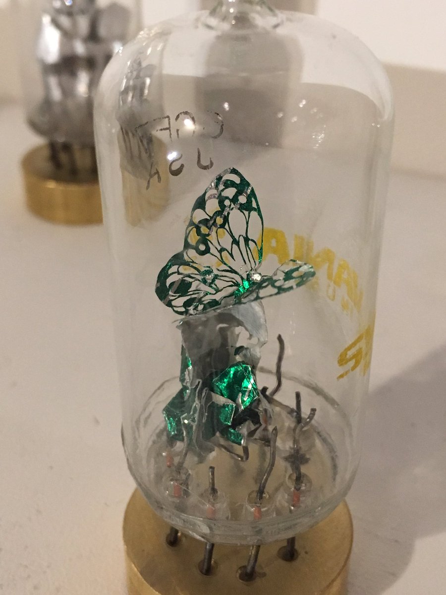 heanect's tweet photo. ブース番号48「魚谷彩」

チョコレートの包み紙を作って切り絵を施した作品

ひとつひとつハンドメイドで制作されていて、外側のケースは古いハロゲンライトを加工。

光に照らされて出来る影の美しさにも注目！！ https://t.co/Pw1RS3Lk8B