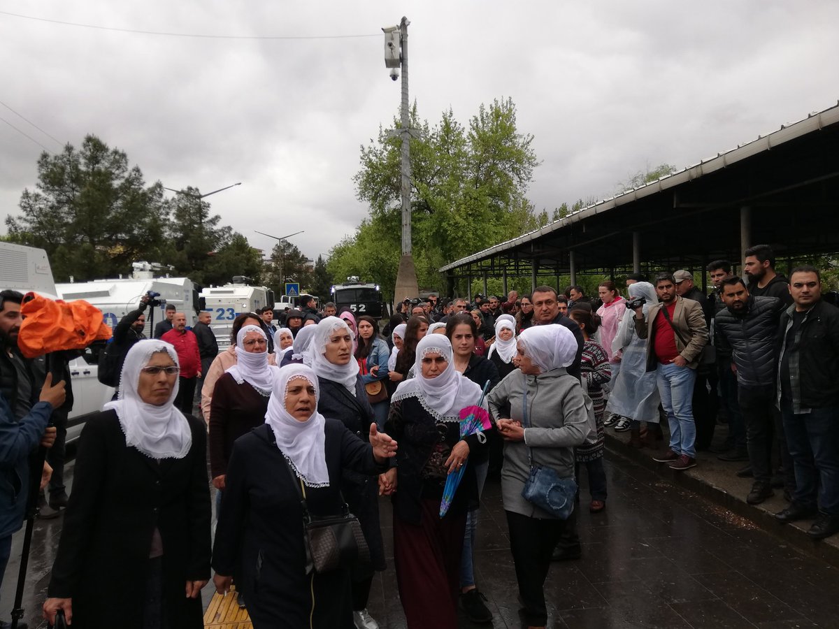 dbpamedil2's tweet photo. Ji bo ku mirin nebin Dayikên Aşitî li Parka Koşuyolê hemberî astengderxistina polisan bi dirûşmê Bijî Berxwedana Zindana destpê meş kirin. https://t.co/OJrXVx4M8S