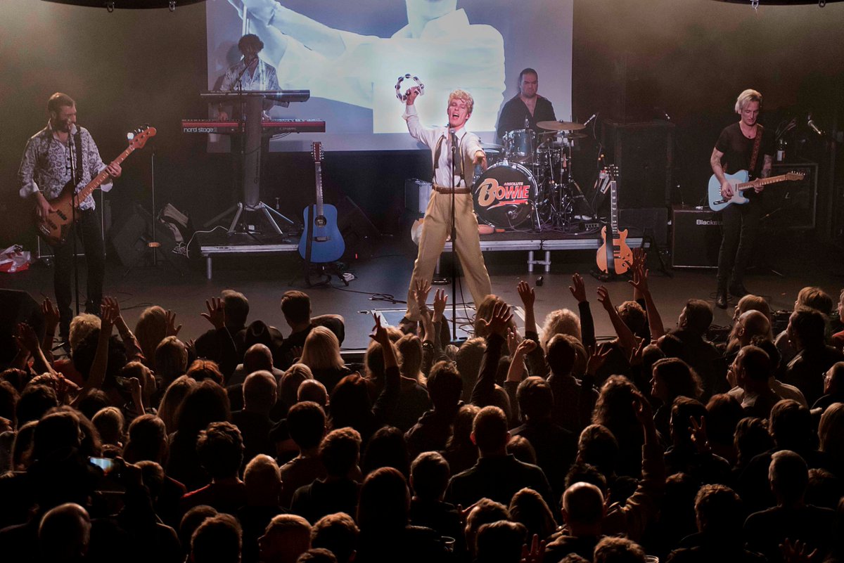 #London #Tonight!
#AbsoluteBowie present a special 80s #Bowie to #Blackstar show at <a href="/HalfmoonPutney/">The Half Moon Putney</a>  Saturday 4th May.
🎟 bit.ly/AbBowie4May2019
Thanks for last night’s show, too! ⚡️❤️⚡️
Pic: <a href="/robgolton/">R&J Photography</a> 
#Putney #Wandsworth #Bowieforever