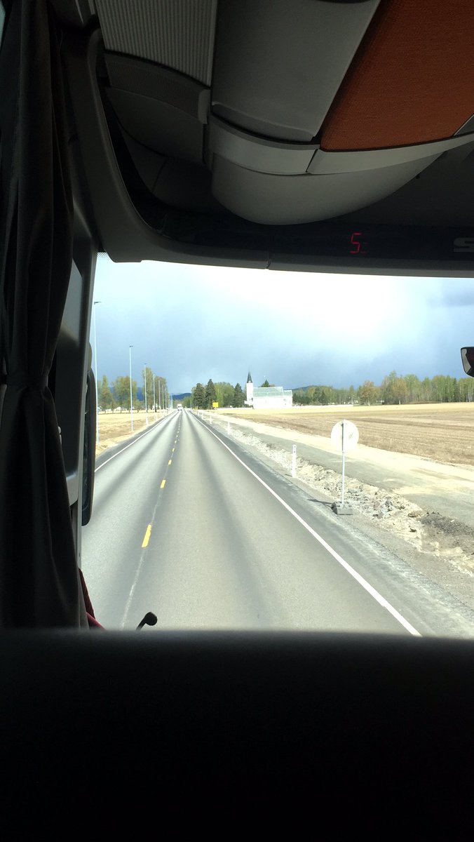 Vi er på vei til Trysil og årets første bortekamp. God stemning på bussen, og gutta er klare!