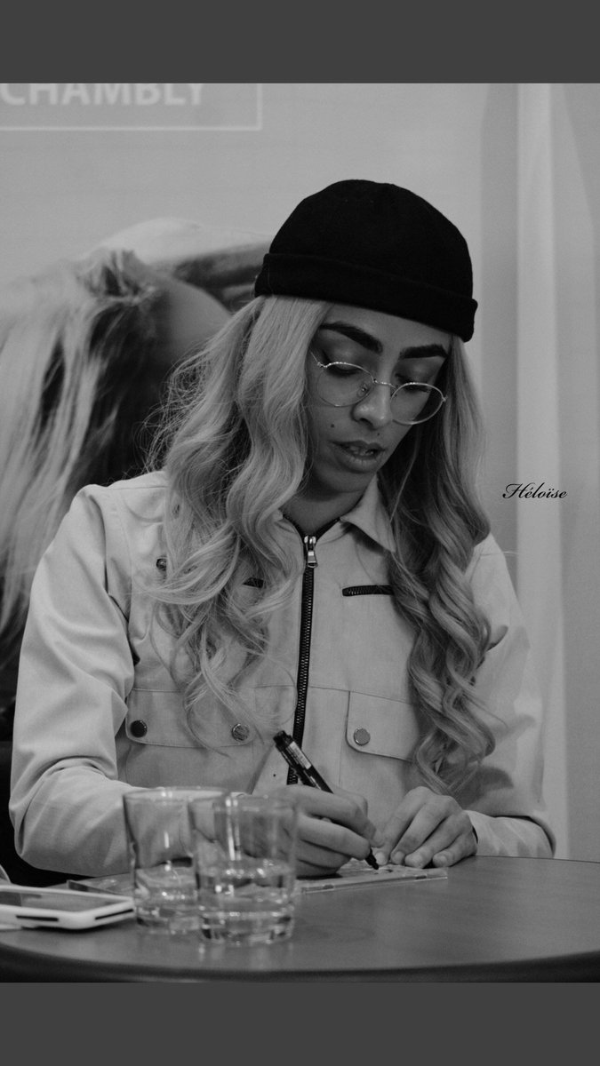 mathilde_bgrnd's tweet photo. Bilal regarde les magnifiques photos qu'Héloïse a pris durant la dédicace de Chambly! #KINGDOMDEDICACE
Juste wooowww!👌
@iambilalhassani 

🎥 @heloxjfn https://t.co/rpUZLpZmvq