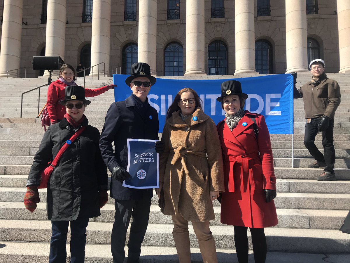 helsinkiuni's tweet image. Helsingin kaupunki ja yliopisto yhdessä tieteen puolesta Tiedemarssilla @KaarleHameri @SariLindblom @PaulaEerola @Pia_Pakarinen @helviestinta #Tiedemarssi #SiksiTiede