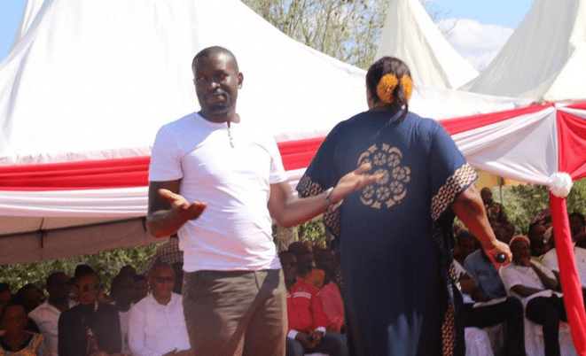 citizentvkenya's tweet photo. Sifuna-Jumwa tiff:

Malindi MP grabs mic from ODM Sec. General. Jumwa says Sifuna behind her ODM ouster. Drama unfolded at a burial in Kilifi. Mombasa deputy governor’s father was buried #CitizenWeekend https://t.co/pCAsUfAGJg