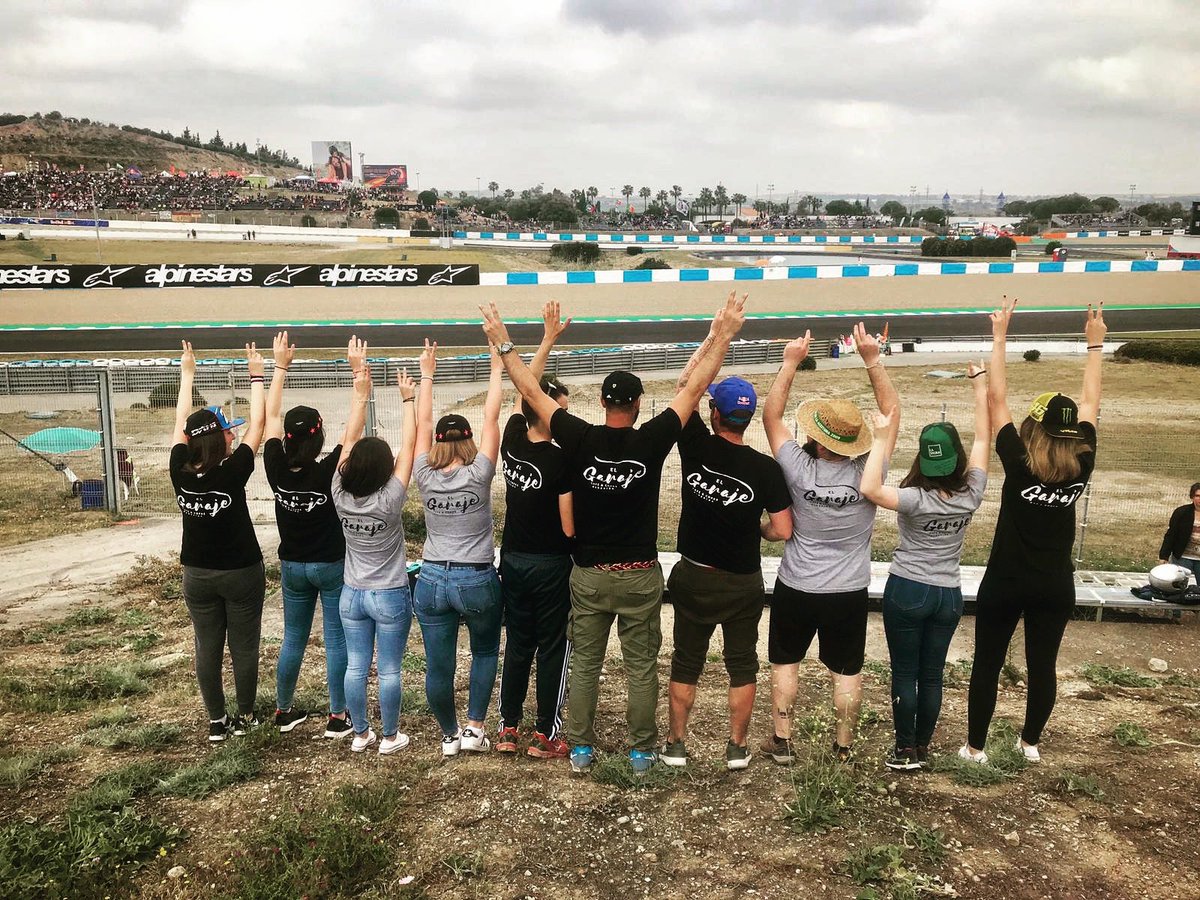 29_Anaaa's tweet photo. El #EquipoGaraje en @MotoGP_ESPN @MotoGP @circuitodejerez #Pelousse #ElGaraje https://t.co/bNE2Arf4DX