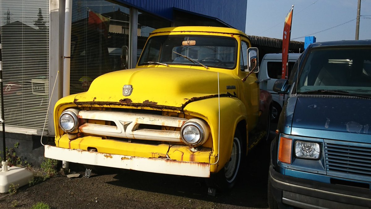 フォード 1956 F-100 ピックアップ ウィズ　ガスポンプ