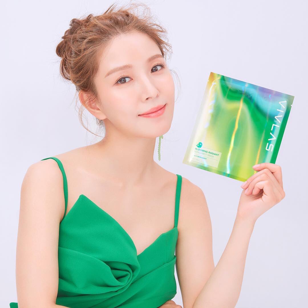 BoABrasil_'s tweet photo. [📸] Fotos de #BoA para o novo produto da marca VIVLAS: 'Blooming Radiant Mask'! 👝💄🎬
#BoA #보아 #VIVLAS https://t.co/maCScUIq38