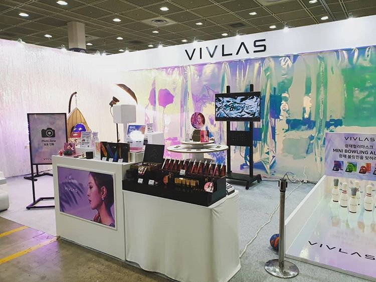 BoABrasil_'s tweet photo. [📸] 03.05 | Exposição dos produtos da #VIVLAS x #BoA no Centro de exibição Coex em Gangnam.
💄👝 [2/2]
cr. cutball_1105 https://t.co/jmGrbC8TPJ