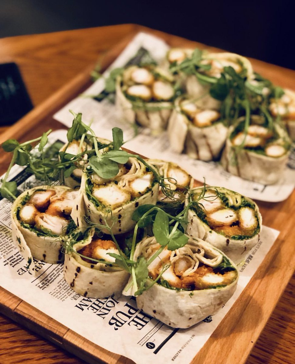 Our Friday Bar Snacks 🤤 Last night we had Warm Chicken Wraps with Pesto &amp; Mini Gourmet Beef Burgers! Come along every Friday for your favourite drink and some tasty bar snacks! #tadworth #blueballbackatitsbest #barsnacks