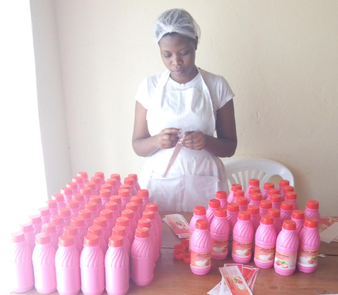 JMukundente's tweet photo. Anitha Kansiime Birasa( @Birasa17 )is the RwandaYouth &amp; C.E.O of Tani Enterprises which produced Tani fresh yoghurt ( Vanilla, Strawberry and mixed fruit flavours) in @NyagatareDistr @RwandaEast 
#yoghurt #vanilla #strawberry #youth #woman #agribusiness #Rwanda #Rwot https://t.co/TgsYxxXVGN