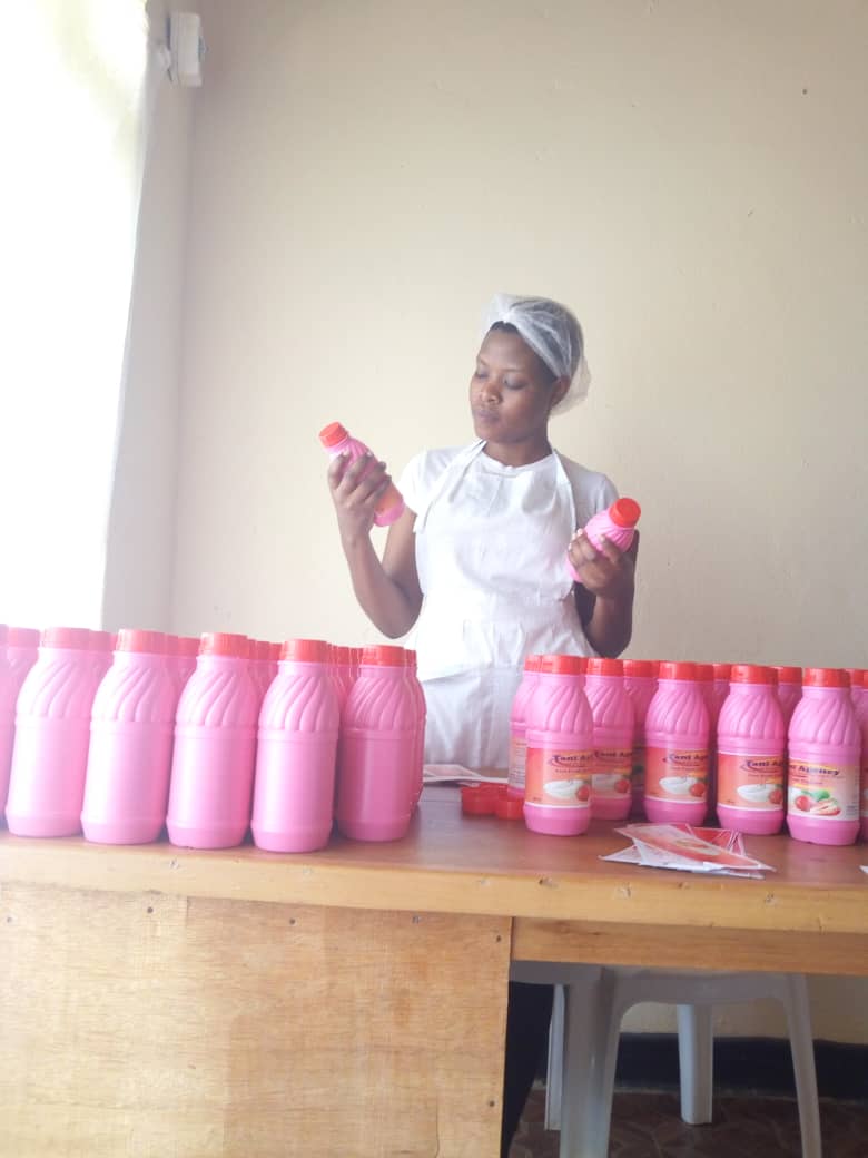 JMukundente's tweet photo. Anitha Kansiime Birasa( @Birasa17 )is the RwandaYouth &amp; C.E.O of Tani Enterprises which produced Tani fresh yoghurt ( Vanilla, Strawberry and mixed fruit flavours) in @NyagatareDistr @RwandaEast 
#yoghurt #vanilla #strawberry #youth #woman #agribusiness #Rwanda #Rwot https://t.co/TgsYxxXVGN