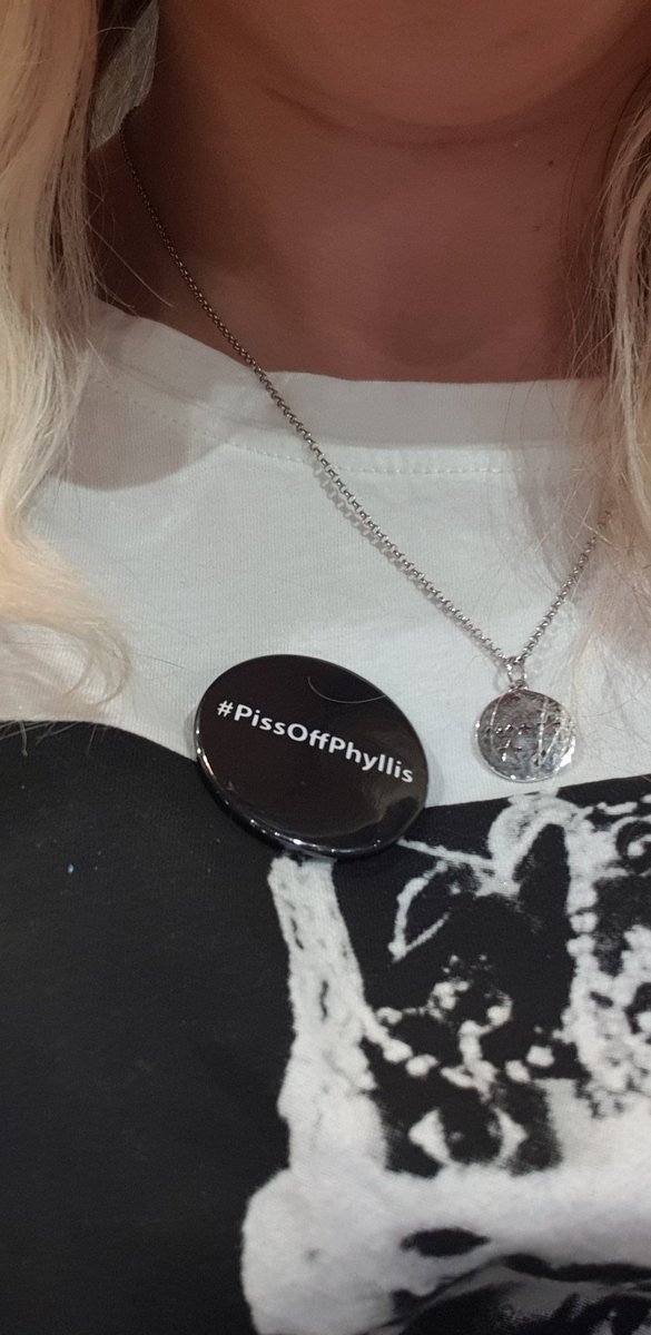 Autumns_Mummy's tweet photo. Thank you @TheBrickCastle for kindly giving me your #PissOffPhyllis badge 😘 Now proudly showing my support for the lovely @islandliving365 at #BlogOn 💕 https://t.co/pdkMkZnIXl
