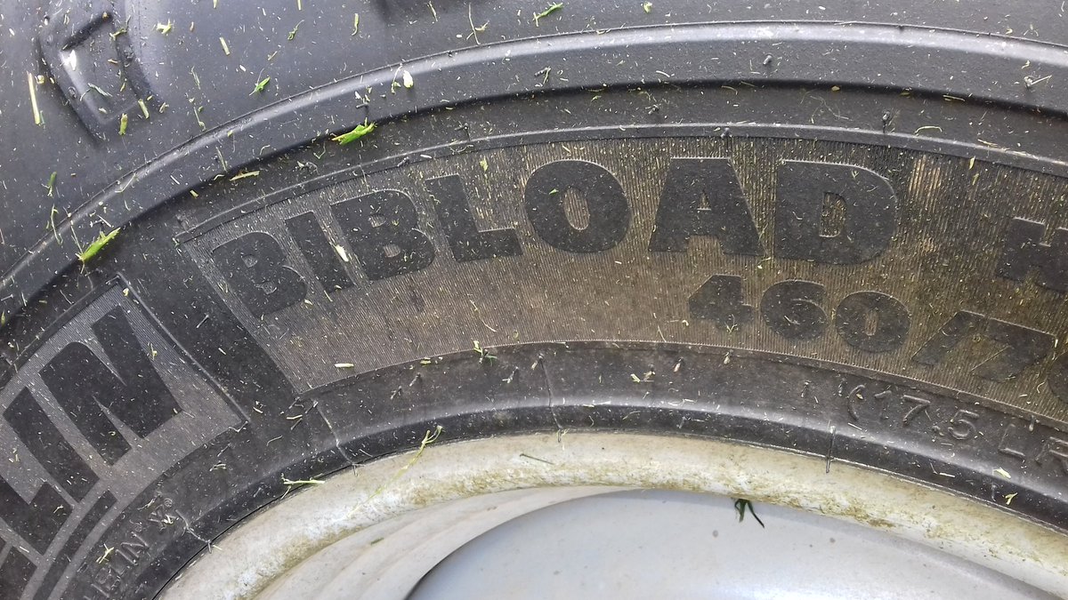 brunocalle56's tweet photo. Très bonne impression des pneumatiques #bibload #michelin qui équipent notre #MLT840 #manitou lors de la réalisation des silos d'#ensilages d'#herbe 👍 https://t.co/r9joXsPLXw