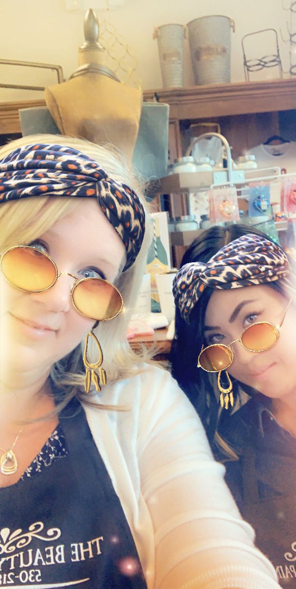 AlisonGuernsey's tweet photo. What is life without filters?!?! Such a fun night with friends... painting, laughing and having fun! #adminsthatplaytogether #staytogether #thatadminlife https://t.co/w3alY8NvBC