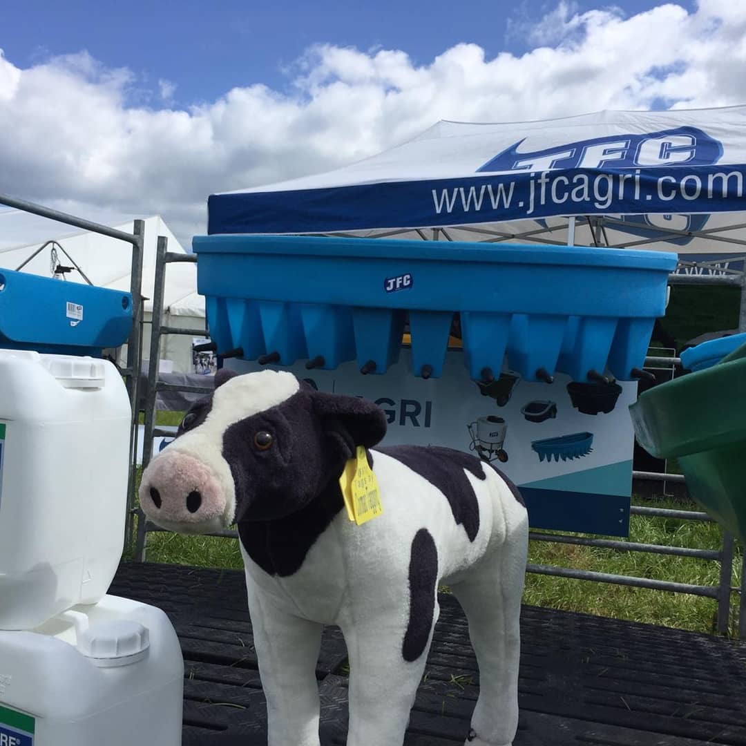 JFCAgri's tweet photo. The #JFCAgri team are at the Holstein NI's 4th annual Open Day at the Mitchell family's Edenordinary Herd,  Banbridge, County Down.
#JFC #Agri #agriculture #calving #calflife🐮 #holsteinfriesian #holstein #event #shows #openday #JFContour #JFCShow https://t.co/GX8qSiCkh9