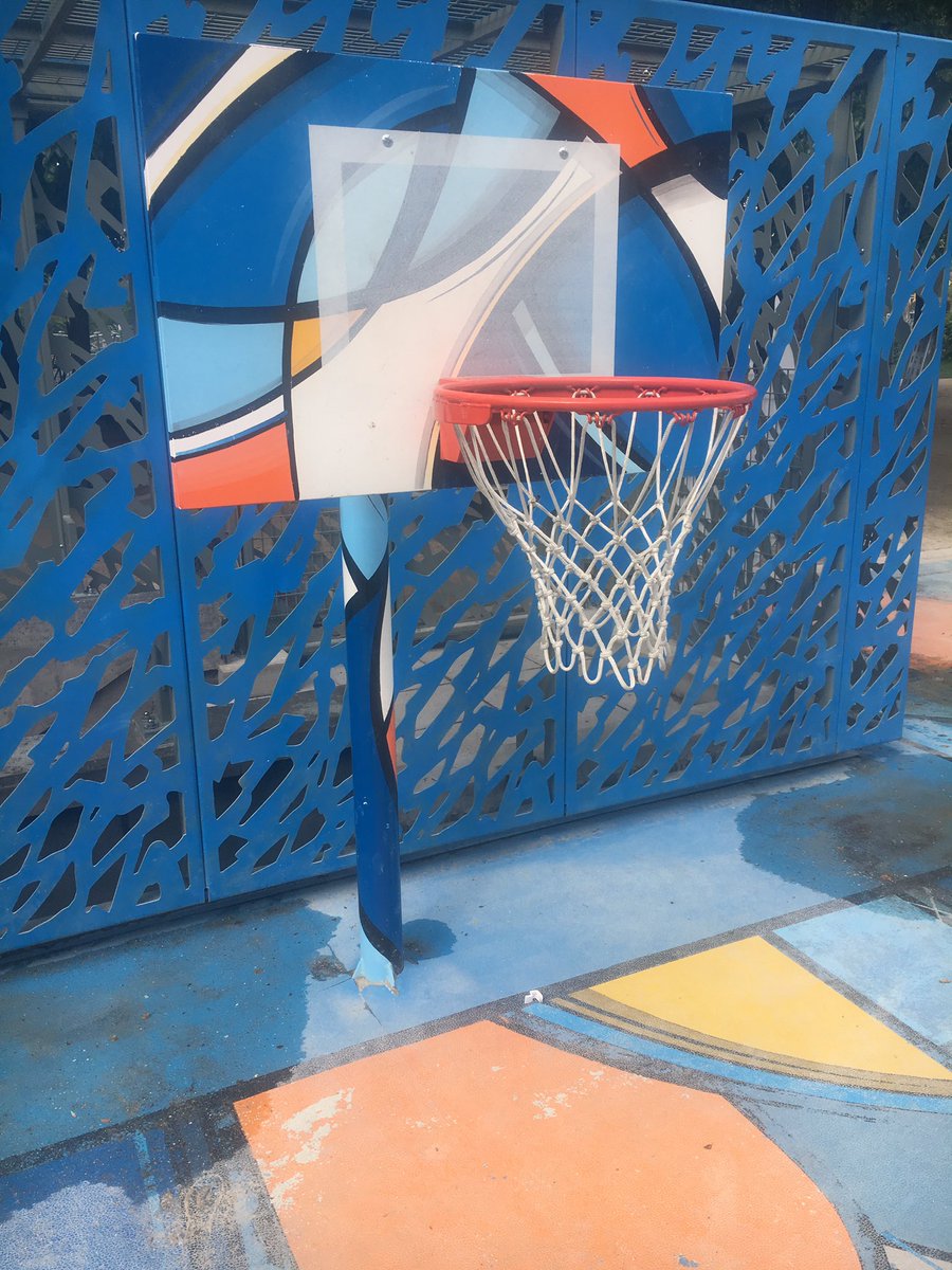 gil2chill's tweet image. Si j’avais un ballon… #posterdunk #NBAExtra #LesHalles