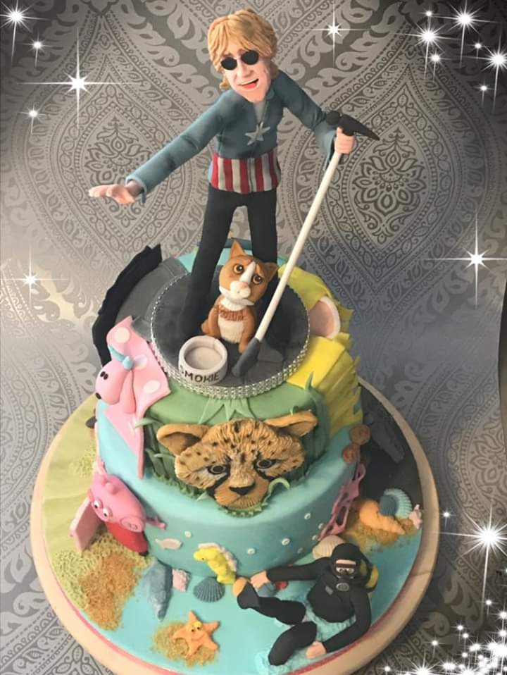 JAcakesandsugar's tweet photo. Once upon a time, not so long ago.. #BonJovi #Queen #livingonaprayer #cake https://t.co/mLMGzs5265