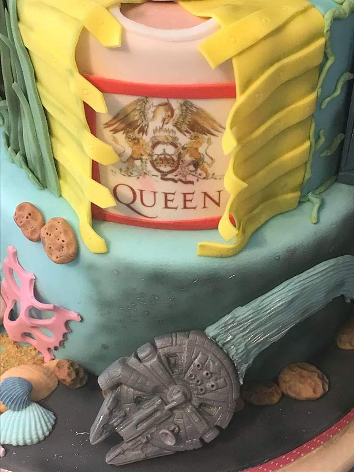 JAcakesandsugar's tweet photo. Once upon a time, not so long ago.. #BonJovi #Queen #livingonaprayer #cake https://t.co/mLMGzs5265
