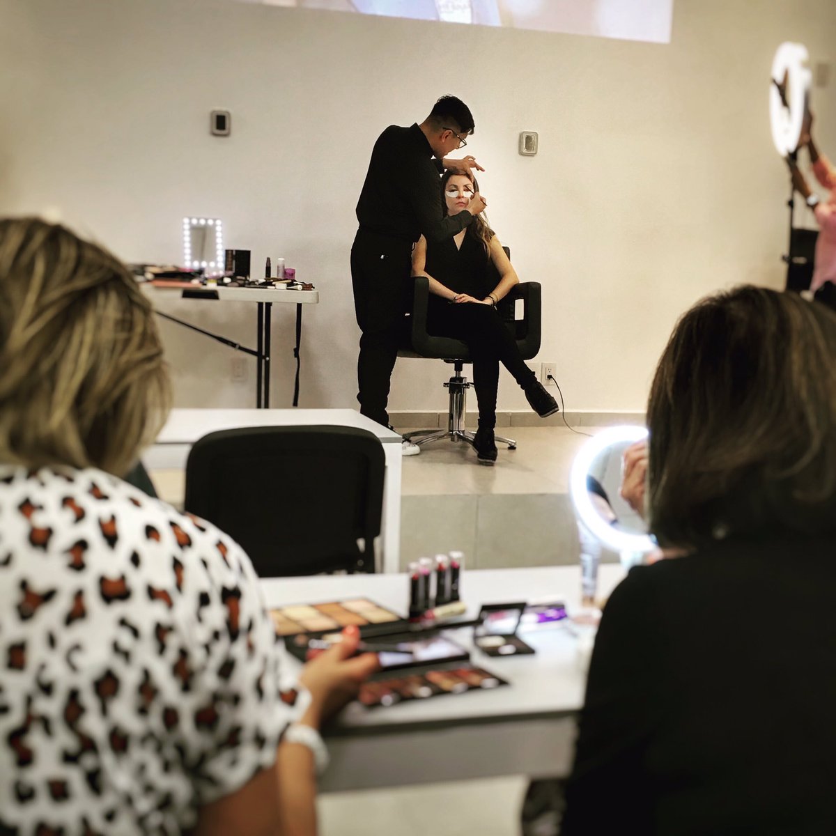 Ésta mañana <a href="/makeupbyponcho/">*Alfonso Castro*</a> desde el <a href="/gabrielsamra/">GABRIEL SAMRA</a> hair salon de <a href="/gardensantafe/">Garden Santa Fe</a> dando los mejores tips en la clase de automaquillaje 👌🏼💄