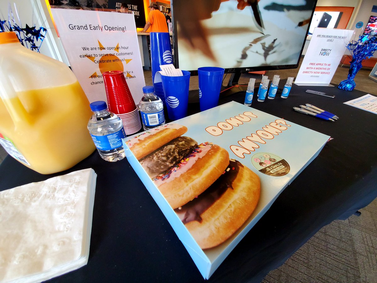 Grand early opening <a href="/ATT/">AT&T</a>! What better combo than donuts and #GalaxyS10 #BOGO?! #PowerShare and #ProGradeCamera demos for days! @sherina7254 <a href="/JasSamMcNeil/">Jasson McNeil</a>