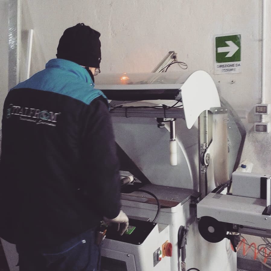 italfrom's tweet photo. Dalla Produzione all' installazione 💪- #Infissi, #vetrina  #Ringhiere #Scaffali e #Bancocass
a 100% #ITALFROM - Se anche Tu devi aprire un #negozio - da noi trovi il Servizio la Qualità e il Risparmio🚛💲🤑 -Per info📩info@italfrom.com  / 📞0825818686 / 🛒https://t.co/ylTVUan1nX https://t.co/dY5ka65eBQ