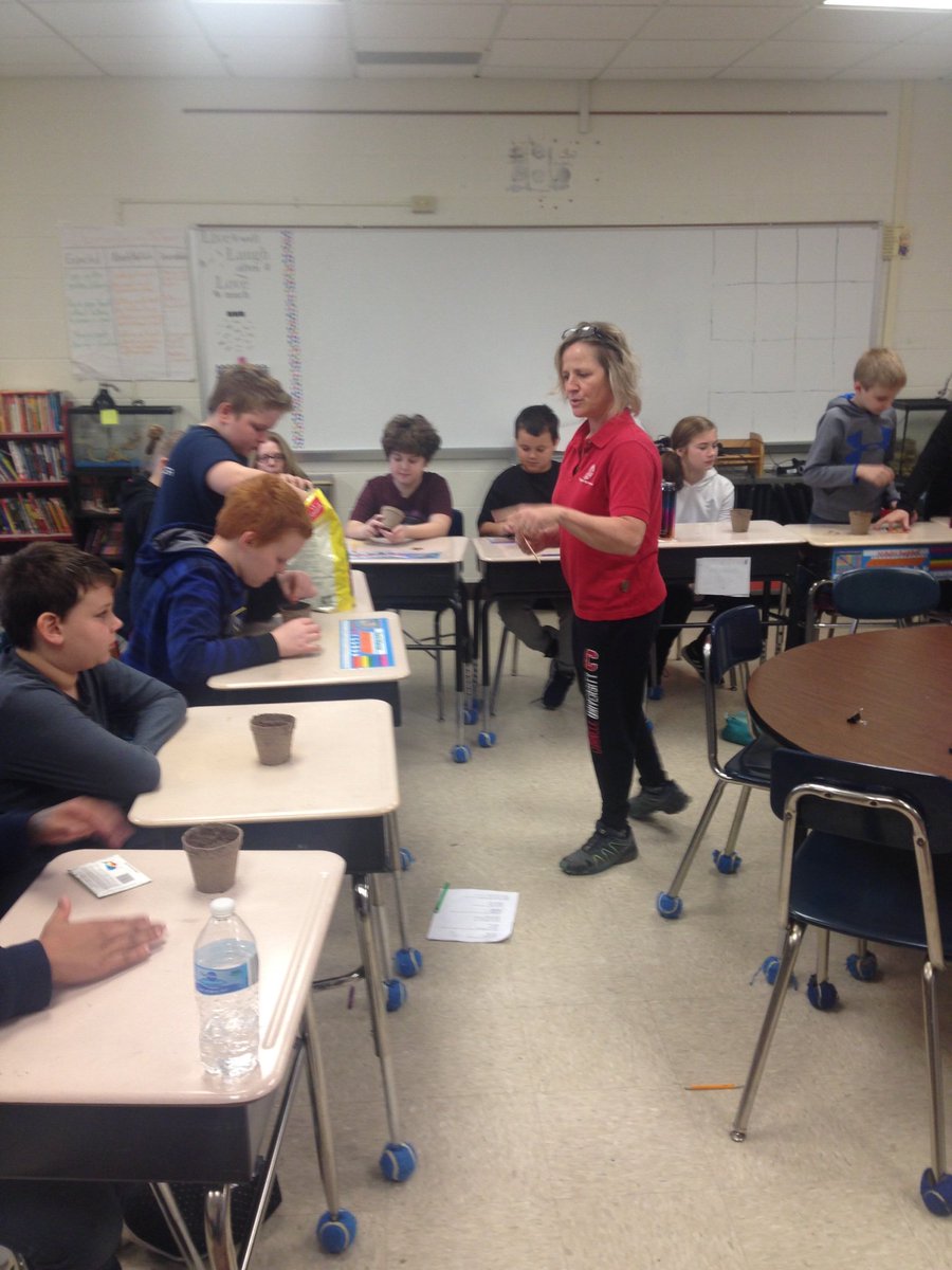 MrReagansCSE's tweet image. Kids getting their hands dirty, fantastic!  Thank you CCE for planting butternut squash with the fifth grade for the farm to table initiative! #SFCSDPROUD #seedtotable