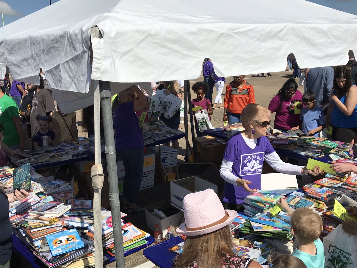 Today’s the day! The weather is beautiful and the books, activities, and food are all FREE! Join us for the HEB Reads Summer Reading Kickoff Party at the Pennington Field parking lot!