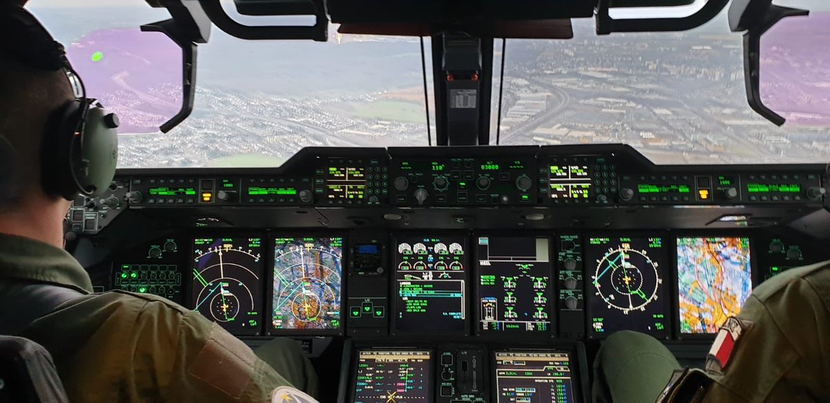 TouraineA400M's tweet image. Two pilot and one loadmaster is the minimum mission crew on #A400M. On #transall we used to have a TSO ( aka. Navigator). The advanced tactical management and display systems allowed not to take him on #Atlas. So we lost the 4th... #MayTheForthBeWithYou #avgeeks #AvGeek