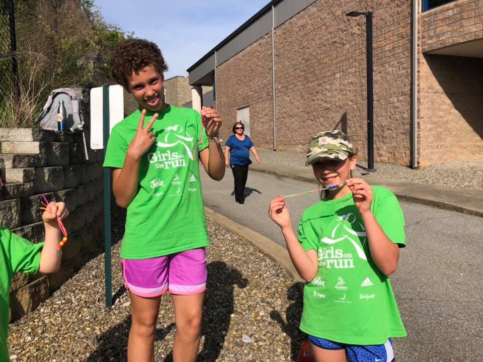 gotrwnc's tweet image. Practice 5k = DONE for our @UncAvl #GirlsontheRuncommunity team! 👏🏻👏🏻They got a bead for every lap completed that created celebratory keychains. It was also a hot day, so coaches spritzed them with water along the way. YOU GO GIRLS! 📸: Coach Rachel #gotrwnc