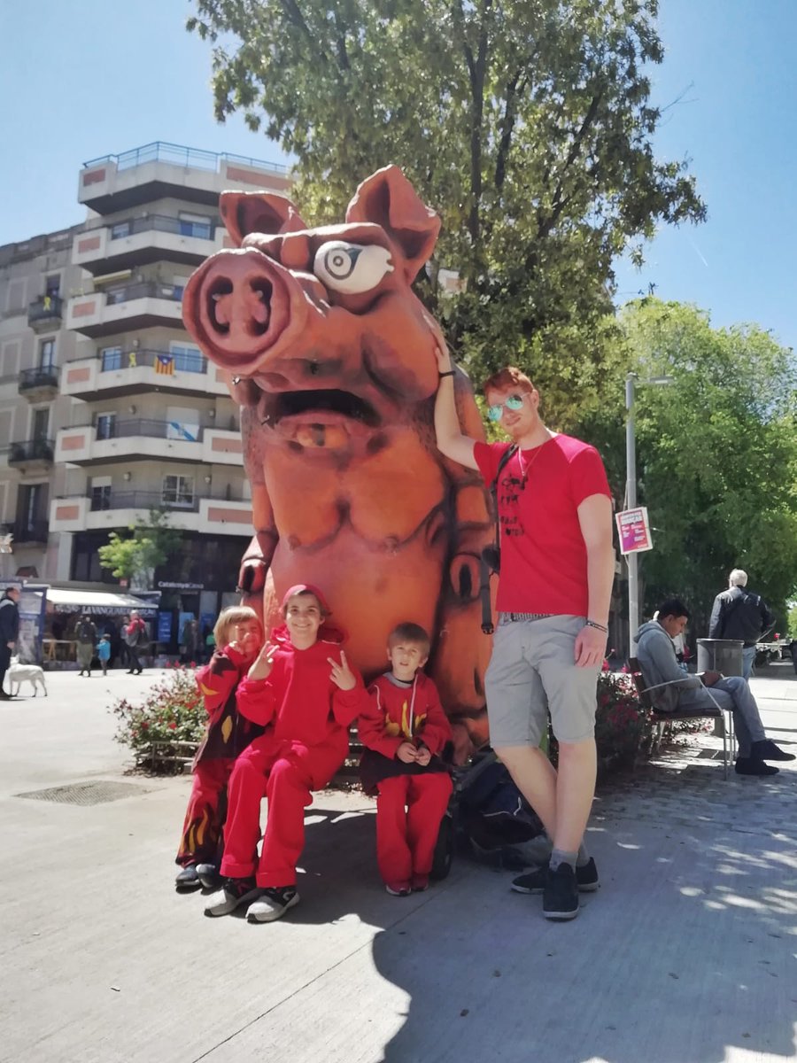 Cada dissabte (11-13h) ens trobareu als Trapelles i <a href="/DiablesStAntoni/">Diables Sant Antoni</a> davant el mercat amb la porca, lluint panxeta de prenyada!! Veniu a veure-la i acaronar-la, i de pas, a comprar-nos un numeret per a la canastreta!

#Porca_i_bestiola
#SocJo_laPorca
#ThePorcaExperience