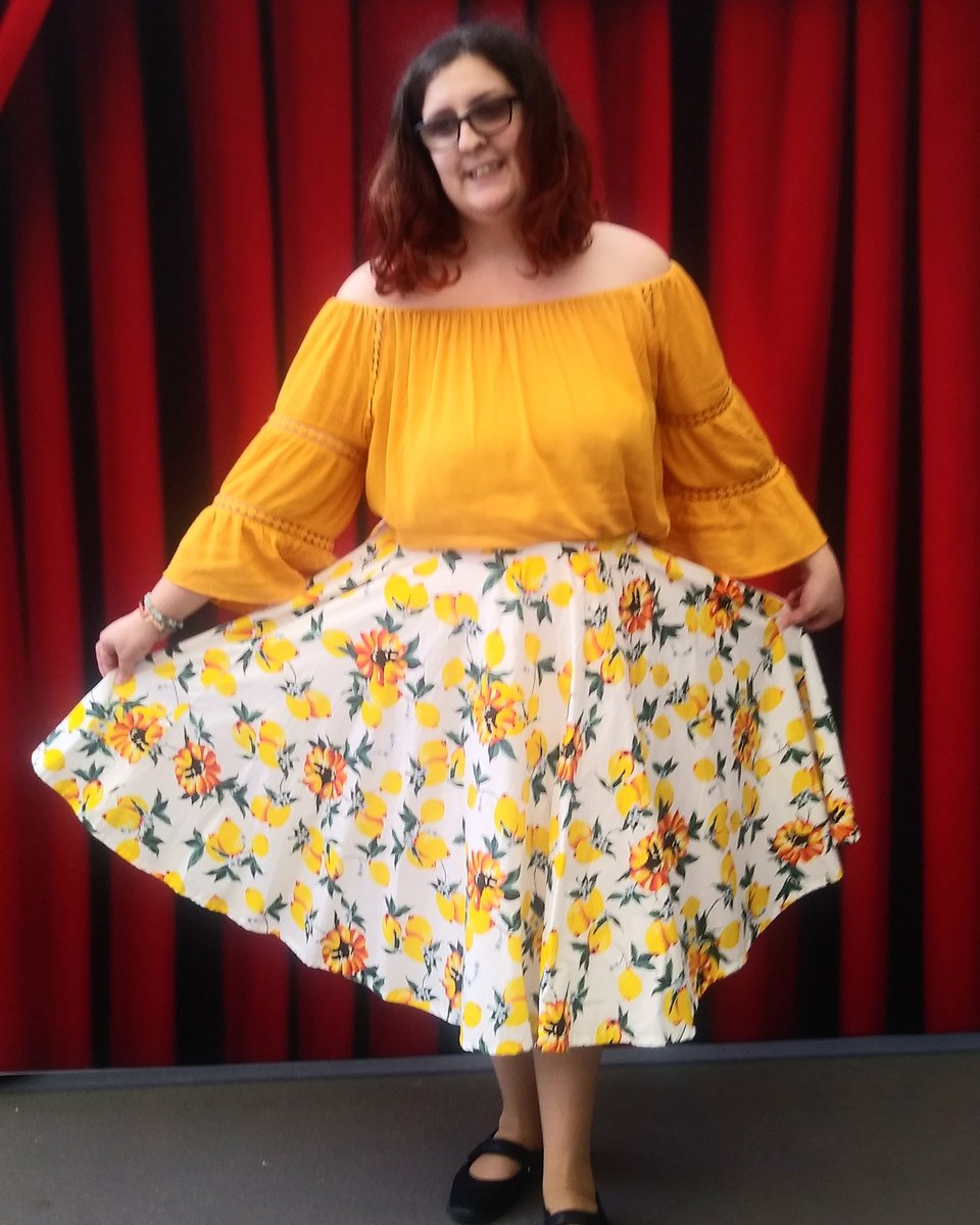 When life gives you lemons 🍋🍋

My Sydney Writers Festival / Free Comic Book Day look.
.
.
.
#ootd #ootdfashion #sydneywritersfestival #boldfashion #lemonskirt #laurinajeanretro