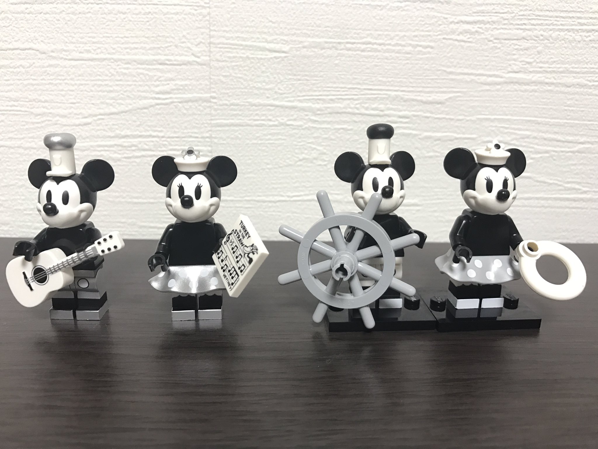 むっち 新作 ヤンマースタジアム長居 完成 蒸気船ウィリー版とミニフィグシリーズ版の違い 蒸 パーツ 白ギター 楽譜タイル ミ パーツ 舵 浮き輪 蒸 本体 ミッキー帽子 ズボン 靴 ミニー帽子の花 スカート 靴がシルバー ミ