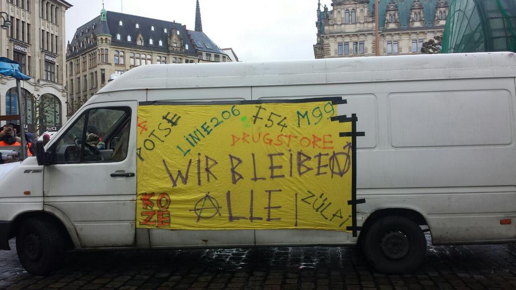 kozeHH's tweet photo. Gleich geht's los: #Mietenmove in #HH
Ihr habt uns aus dem #kozehh gekriegt aber die koze nicht aus uns! 
#Enteignen https://t.co/2Rd0MTb5Nw