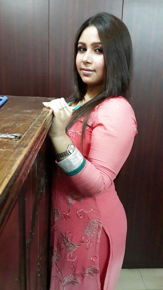 Desi Exchanger Nudes on Twitter: "Pure pakistani Lahore aunty Sadia Nude available Dm me for