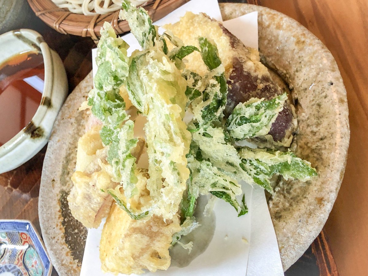 蕎麦料理すみやの季節の野菜天せいろ。蕎麦、特に天ぷらが美味しすぎる。さつまいもなんてほぼ丸ごと!火が通らないと思うので一度蒸してから揚げてある?毛呂山の閑静な場所。庭も素敵✨ 