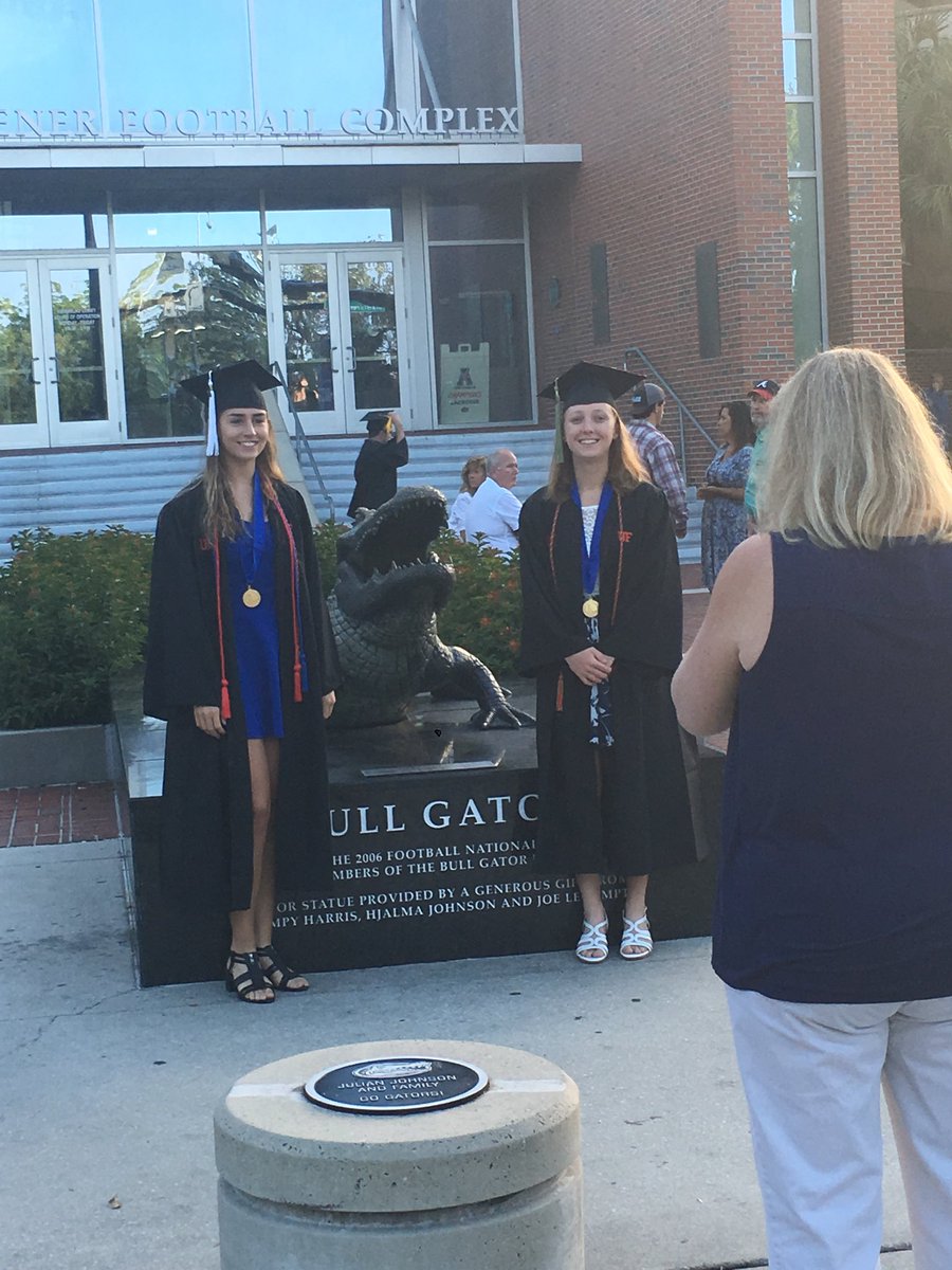 Some very happy soon-to-be ⁦<a href="/UF/">FLORIDA</a>⁩ grads get their picture taken before heading into the Swamp for this morning’s big commencement. Congrats to all! Go Gators! #UFgrad