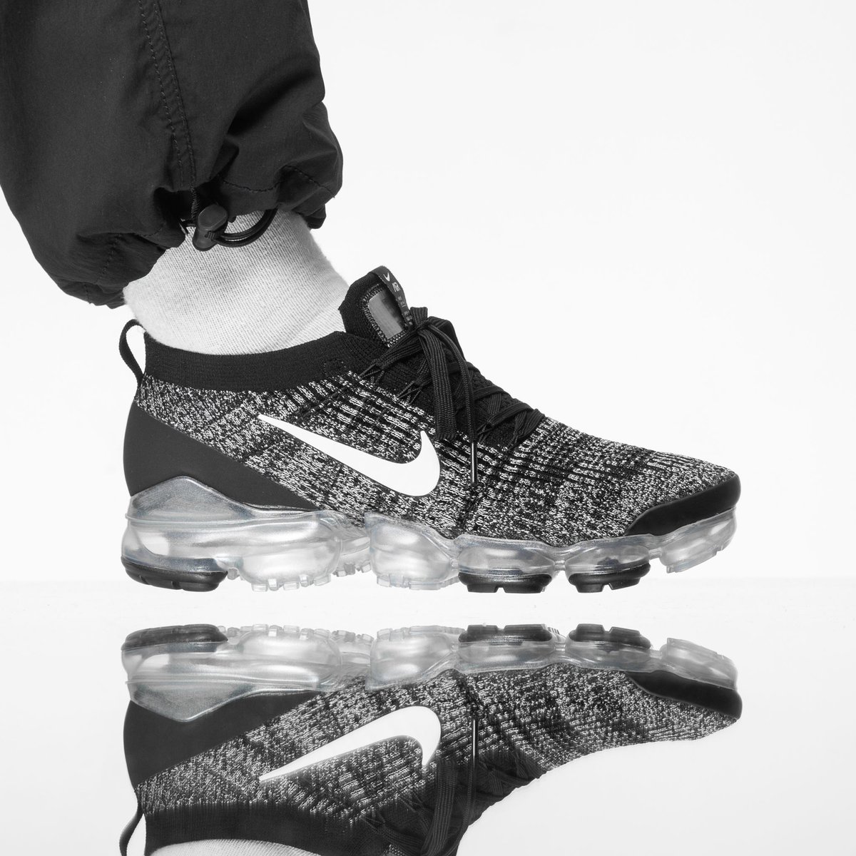 nike vapormax flyknit black and white