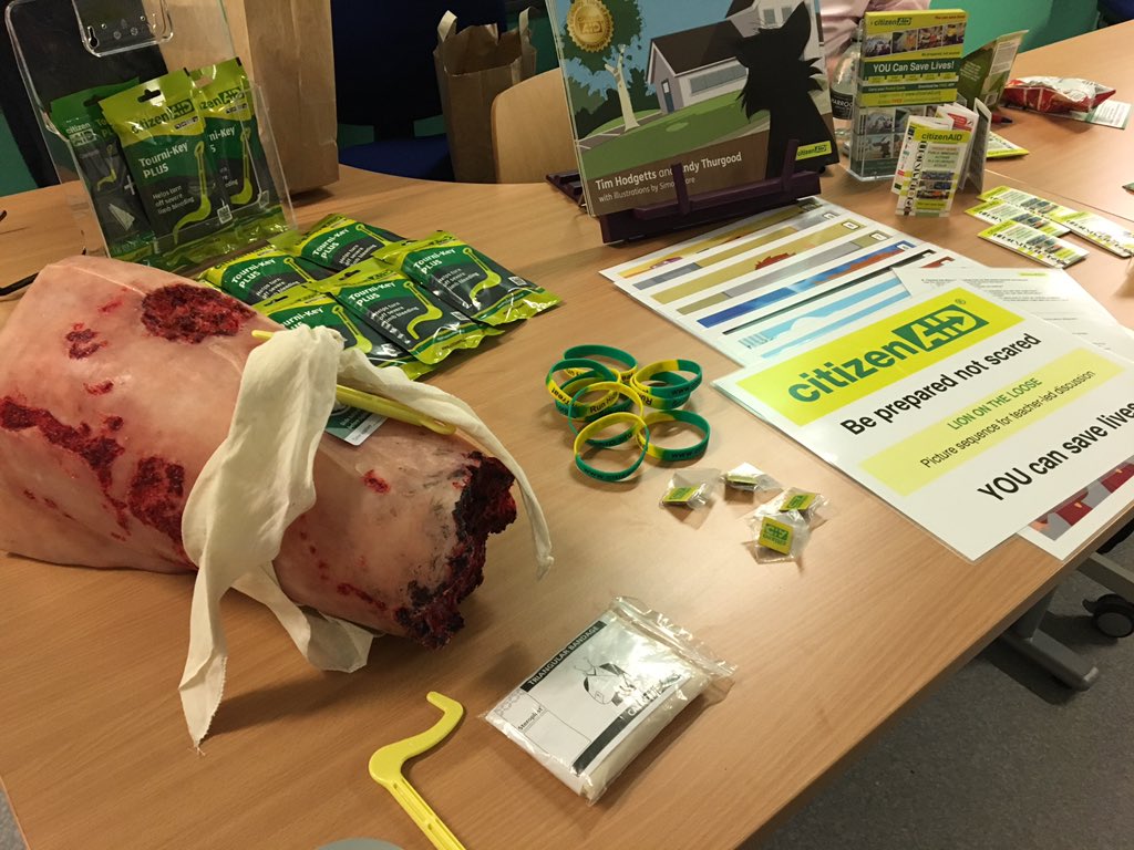 Learning some new lifesaving skills whilst supporting the @ThecitizenAID conference at the QE in Birmingham today - meeting students, doctors and nurses from across the UK #YOUCanSaveLives #BePreparedNotScared #ArmyMedicalServices
