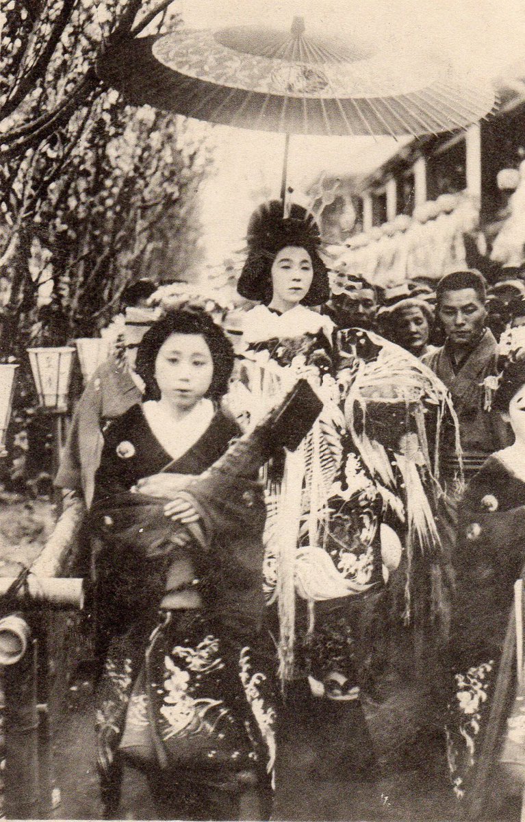 書肆ゲンシシャ 幻視者の集い บนทว ตเตอร 角海老楼の花魁 道中 角海老楼は かつて吉原に存在した遊郭です 現在ではソープランドを経営する角海老グループがその名前を借用しています 東京の名所として有名な時計塔がある遊郭で 格式が高い場所だったと言われ