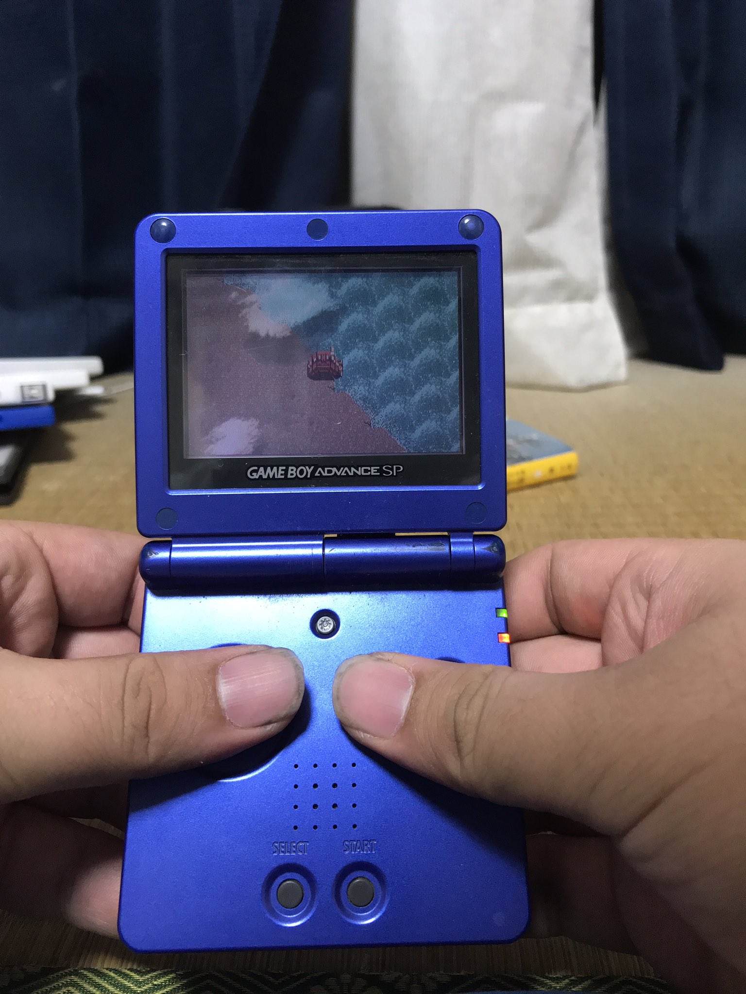 工場長 大掃除してたら Gbaspが出てきたっす Dsの充電器をさしたら キチンと充電できましたし 起動もok もう外観はボロボロですが 画面は結構綺麗 ただサイズが小さいなあ ボタンの感覚は良いんですが 手がデカイと操作しにくい Orz Gbasp Gba 工場長 大掃除してたら Gbaspが出てきたっす Dsの充電器をさしたら キチンと充電できましたし 起動もok もう外観はボロボロですが 画面は結構綺麗 ただサイズが小さいなあ ボタンの感覚は良いんですが 手がデカイと操作しにくい Orz Gbasp Gba