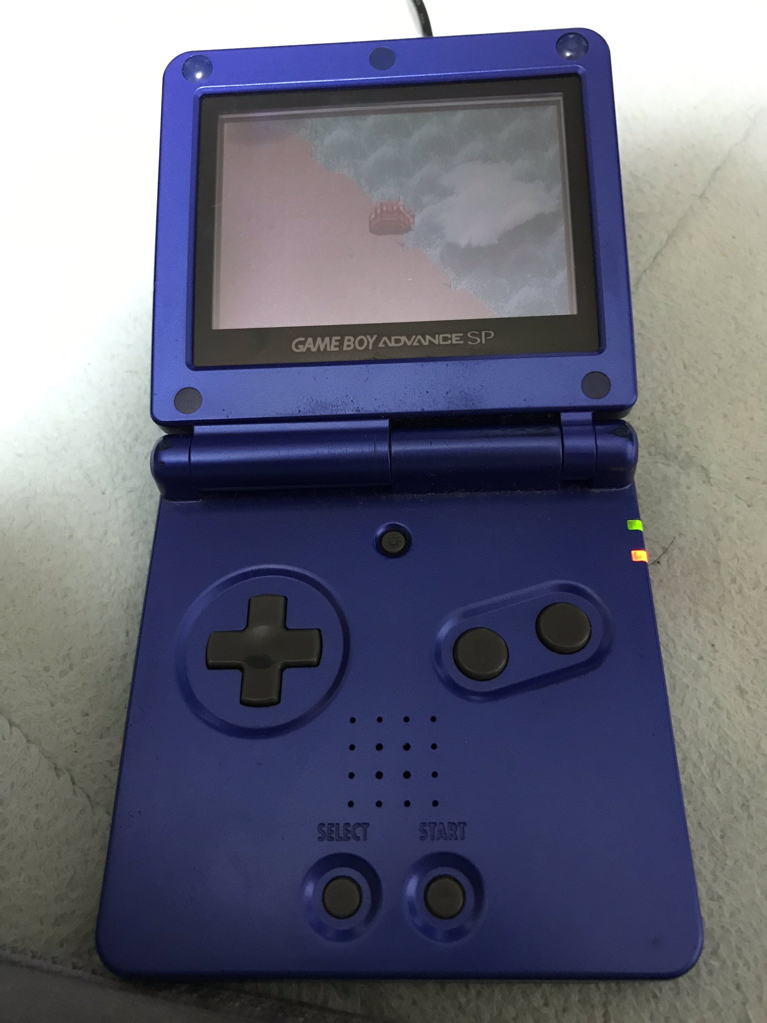 Uzivatel 工場長 Na Twitteru 大掃除してたら Gbaspが出てきたっす Dsの充電器をさしたら キチンと充電できましたし 起動もok もう外観はボロボロですが 画面は結構綺麗 ただサイズが小さいなあ ボタンの感覚は良いんですが 手がデカイ Uzivatel 工場長 Na Twitteru 大掃除してたら Gbaspが出てきたっす Dsの充電器をさしたら キチンと充電できましたし 起動もok もう外観はボロボロですが 画面は結構綺麗 ただサイズが小さいなあ ボタンの感覚は良いんですが 手がデカイ